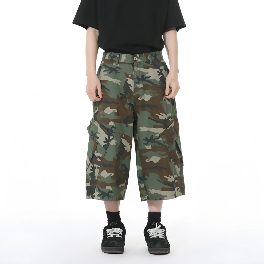 Men's camouflage cotton trousers with cropped length, wide leg fit, side stitching, and large pockets