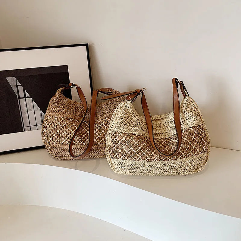Women's khaki straw crossbody bag with a square shape and an external sandwich pocket.
