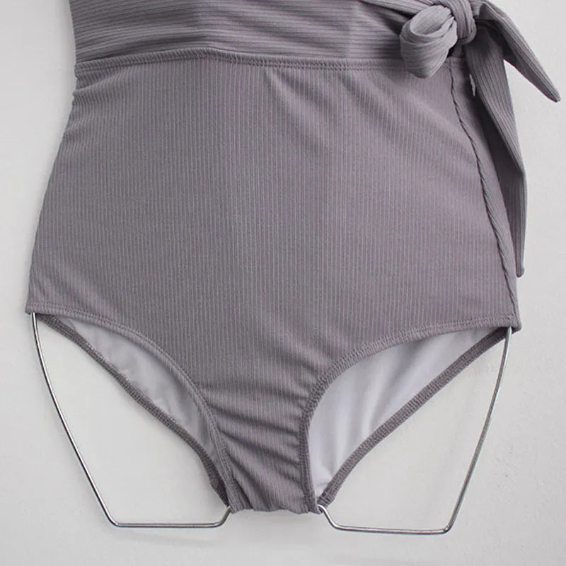 Women's one-piece polyester swimsuit with chest pad, solid colour with colour-matching pattern, tight fit, sizes M-XL