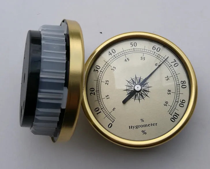 Analogue thermometer and hygrometer with aluminium ring and dial showing temperature and humidity readings