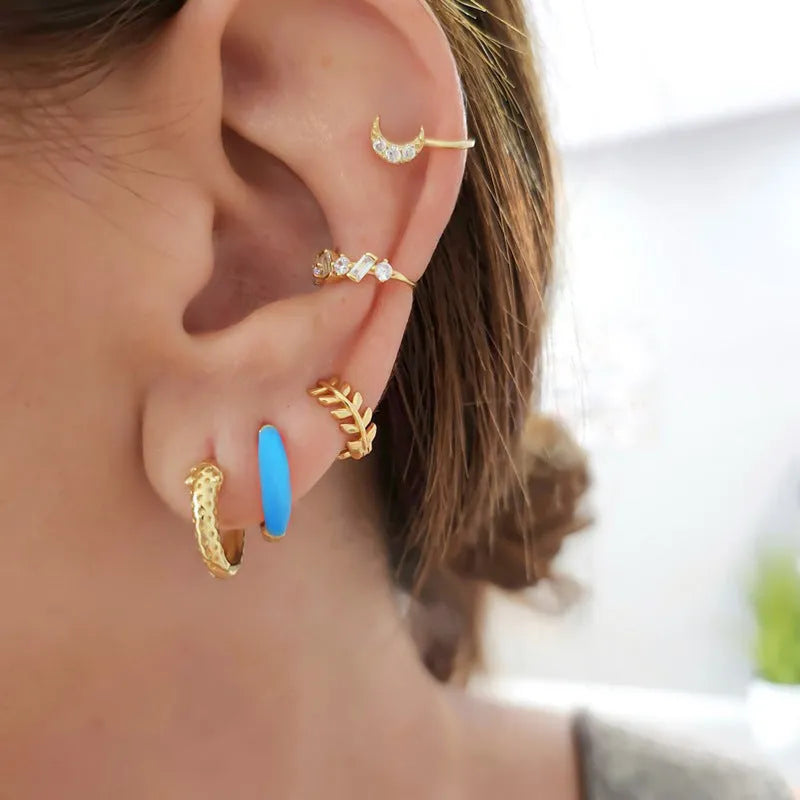 Epoxy oval curved earrings in seven colours with U-shaped geometric design