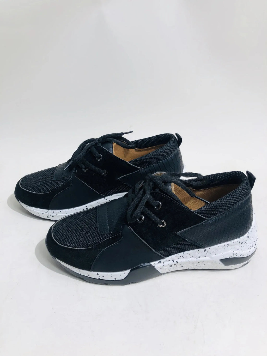 Women's casual flat sneakers with wedge heel in breathable fabric and suede, available in black, pink, and animal prints.
