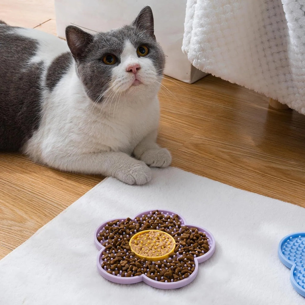 Flower-shaped silicone licking mat for pets with suction cups on the back, in a choice of colours.
