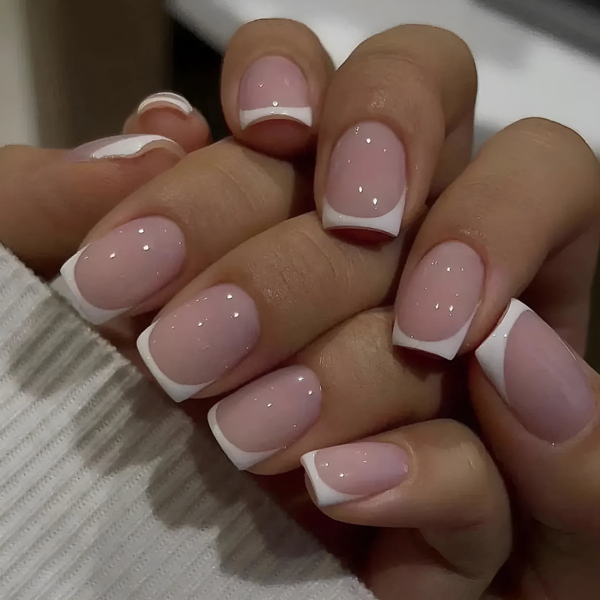 24 white plastic false nail tips with a black and white plaid pattern.