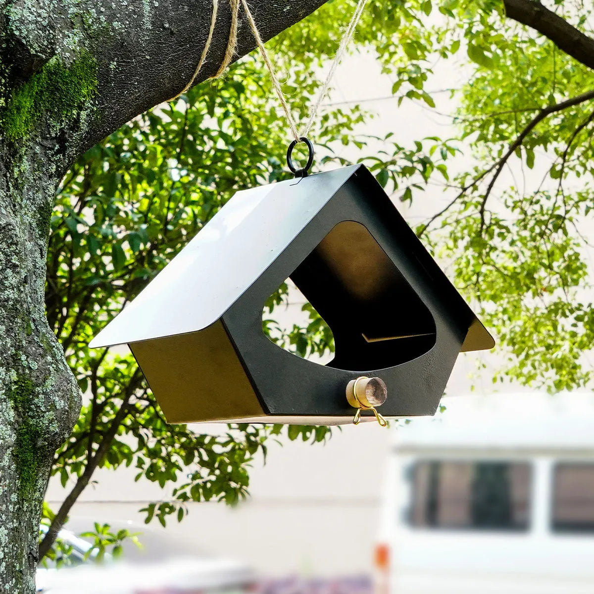 European-style iron bird nest feeder with anti-rain roof in modern simple design for outdoor garden decoration