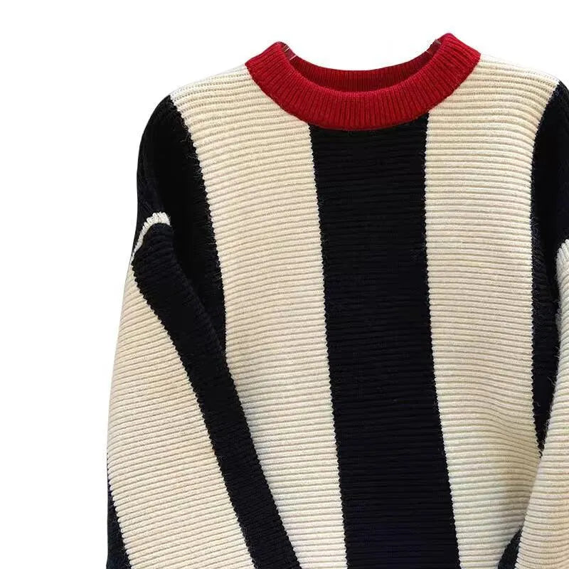 Women's contrast colour striped cashmere sweater with round neck and regular sleeves.