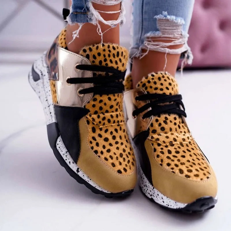 Women's casual flat sneakers with wedge heel in breathable fabric and suede, available in black, pink, and animal prints.