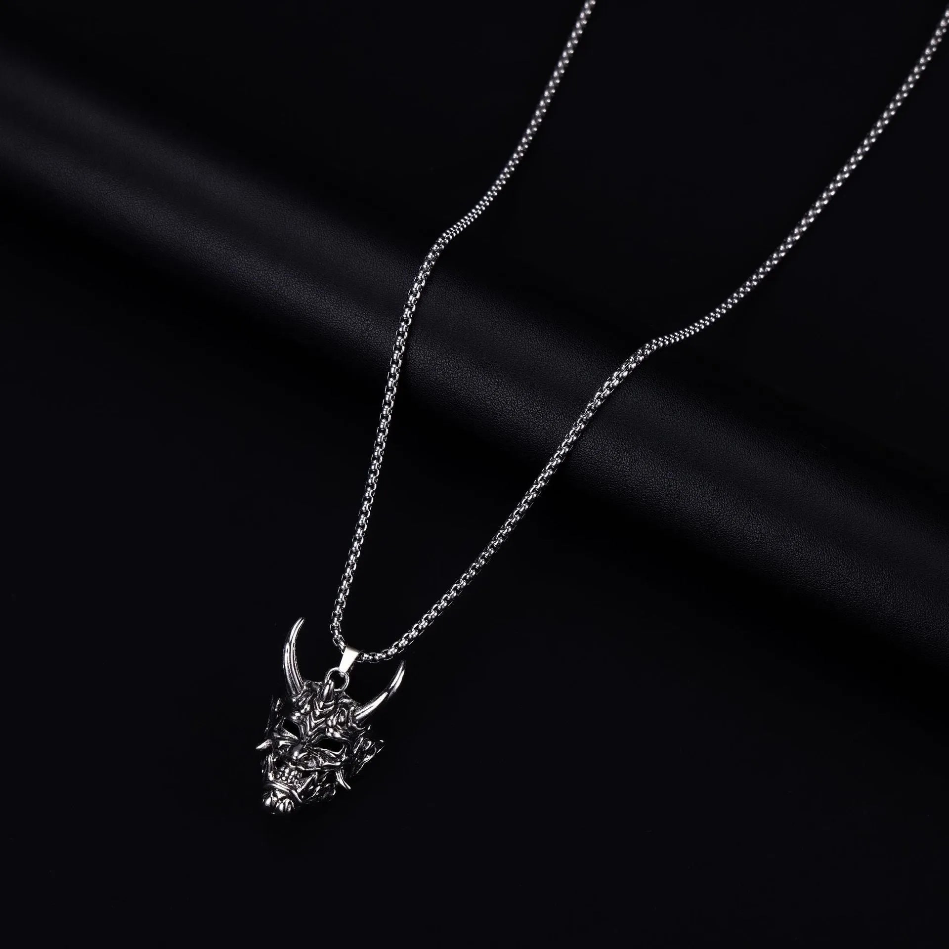 Men's silver vintage necklace with 40mm zinc alloy pendant and electroplated finish