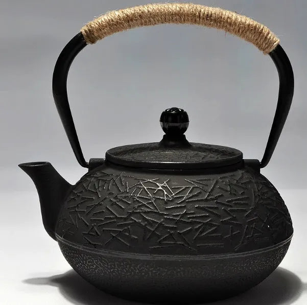 Japanese style cast iron teapot with traditional patterns and 0.9 litre capacity