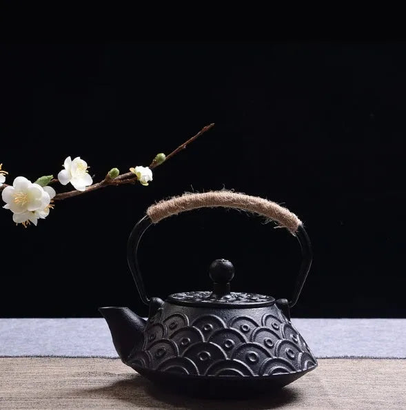 Japanese style cast iron teapot with traditional patterns and 0.9 litre capacity