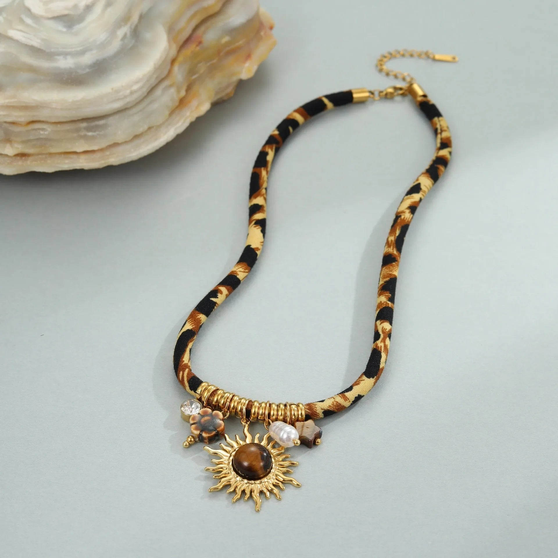 Women's stainless steel necklace with geometric leopard pendant on adjustable 41-50cm chain with 18K gold electroplated finish
