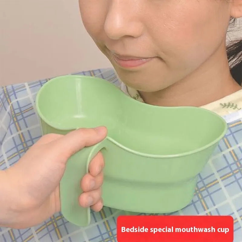 Green plastic mouthwash cup for elderly bedridden nursing care