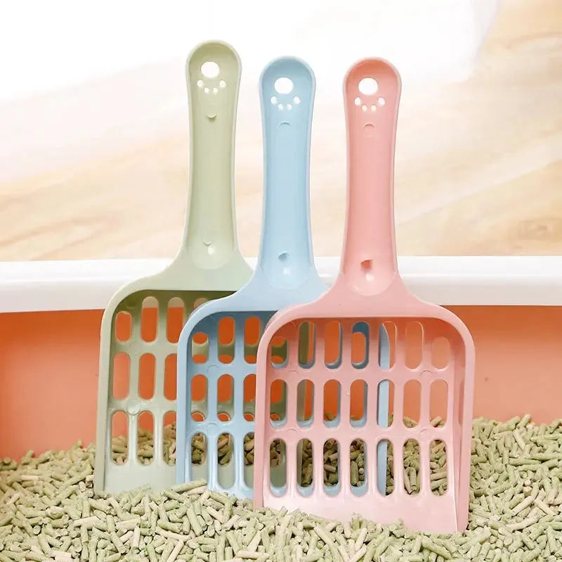 Blue plastic cat litter scoop for pets, 20 cm long, on a white background.