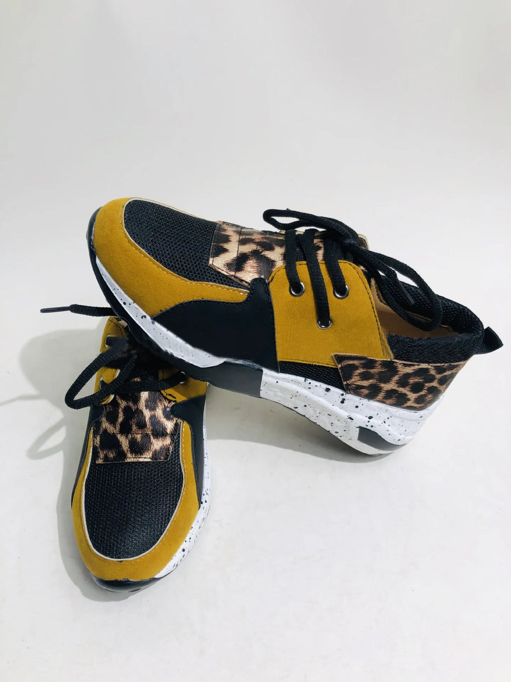 Women's casual flat sneakers with wedge heel in breathable fabric and suede, available in black, pink, and animal prints.