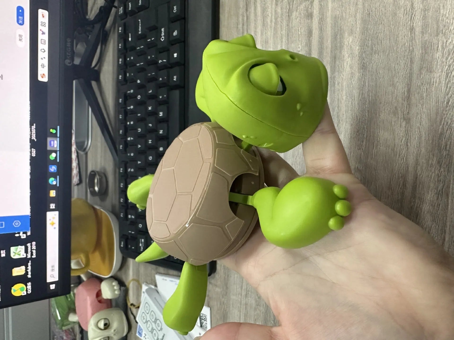 Turtle shaped plastic coaster in green, yellow, and wheat starch colours for heat insulation.