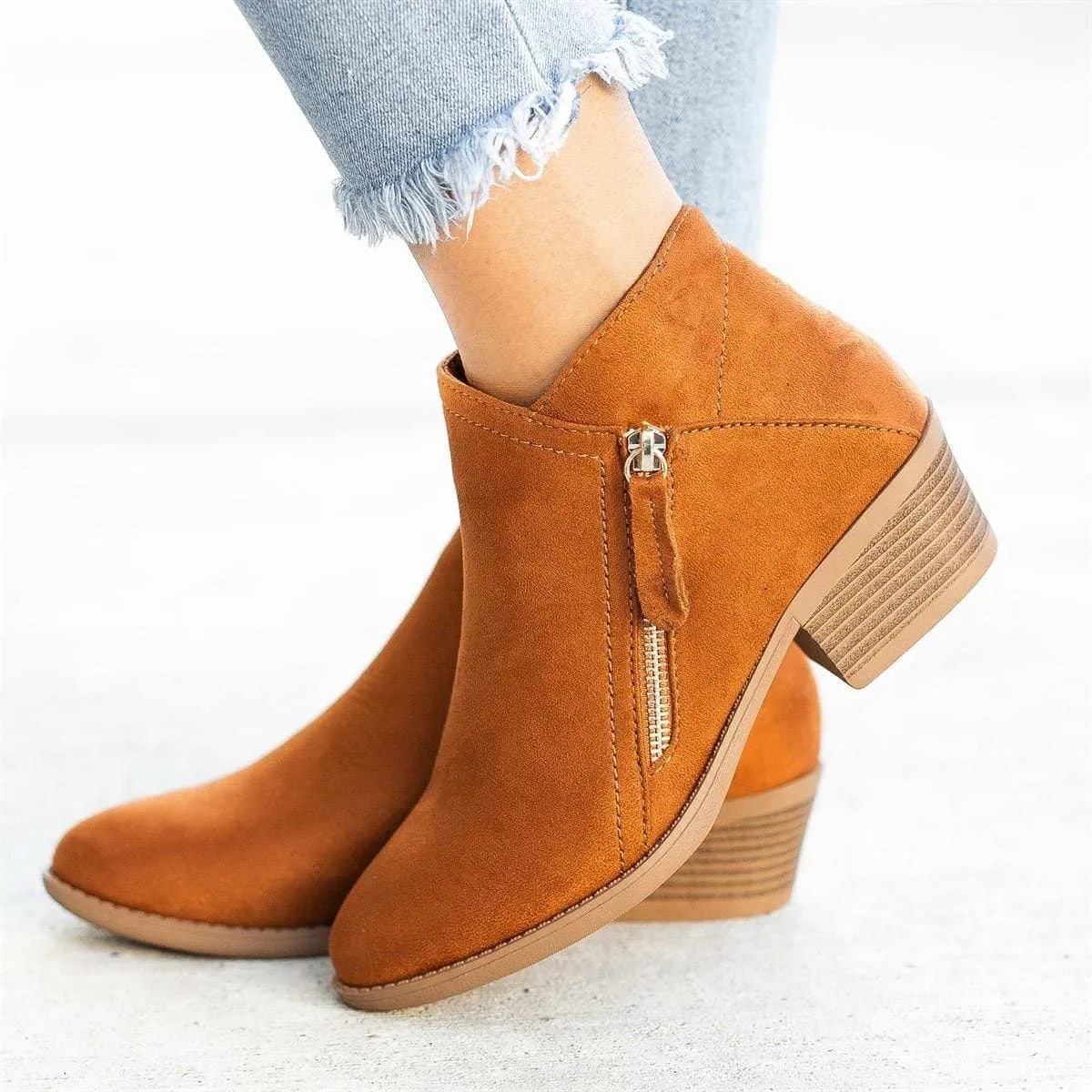 Women's suede ankle boots with side zip and chunky heel in beige colour.