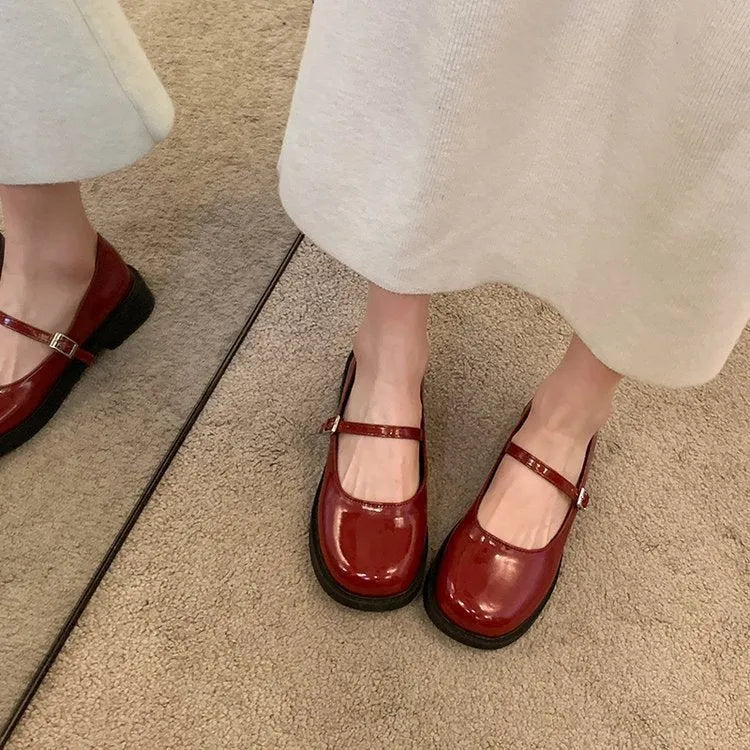 Women's solid colour French vintage flat shoes with round toe and PU leather upper.