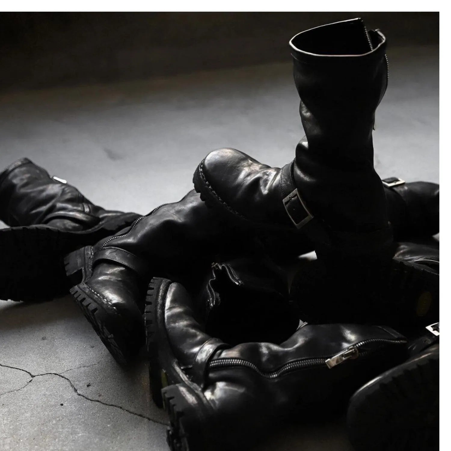 Men's black retro ankle boots with a side zip and round toe
