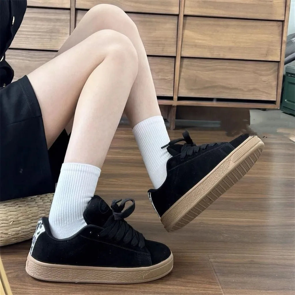 Black retro low-top sneakers with waterproof platform and injection-moulded rubber sole