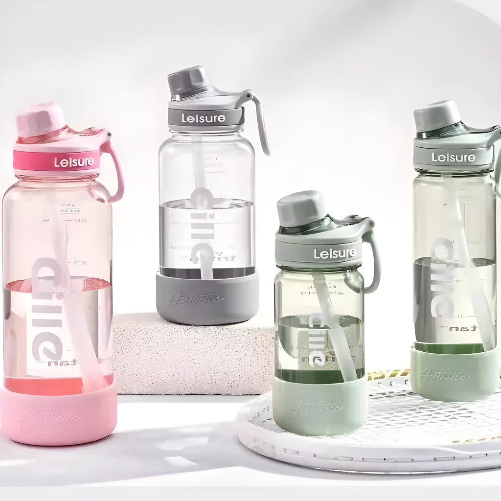 Cartoon pattern heat-resistant plastic straw cup in grey, green, or pink, showing 520ml, 780ml, and 1000ml size options.