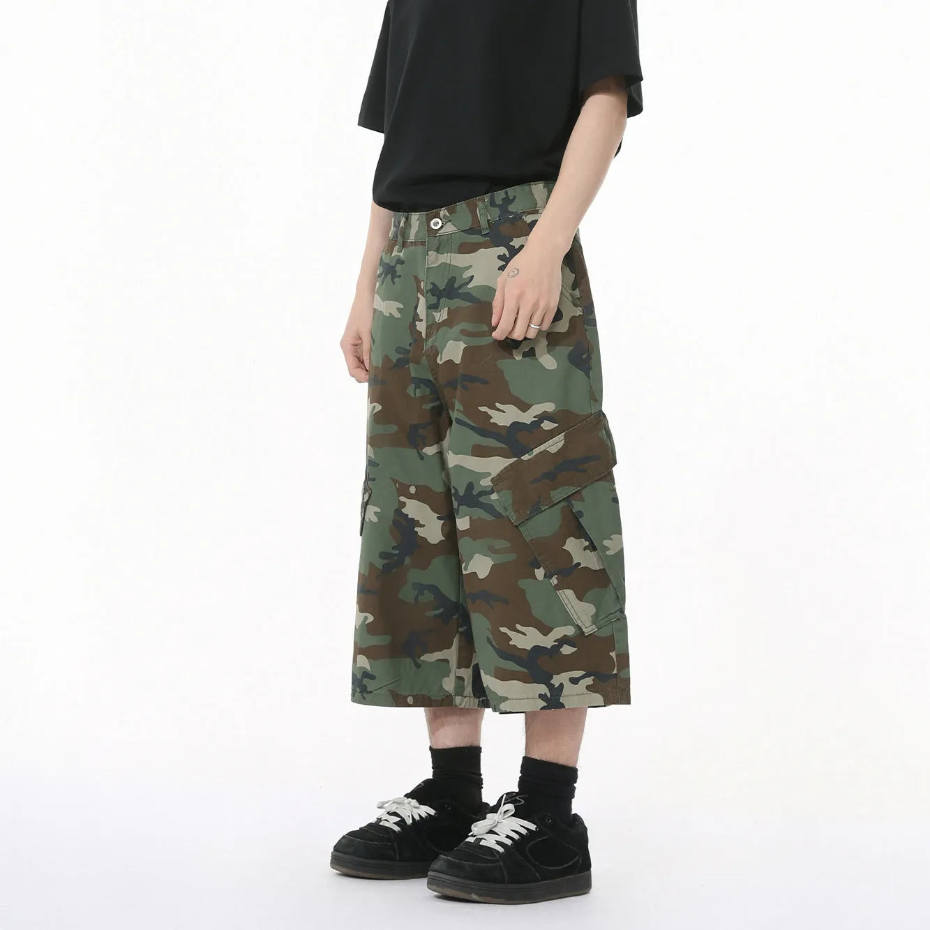 Men's camouflage cotton trousers with cropped length, wide leg fit, side stitching, and large pockets