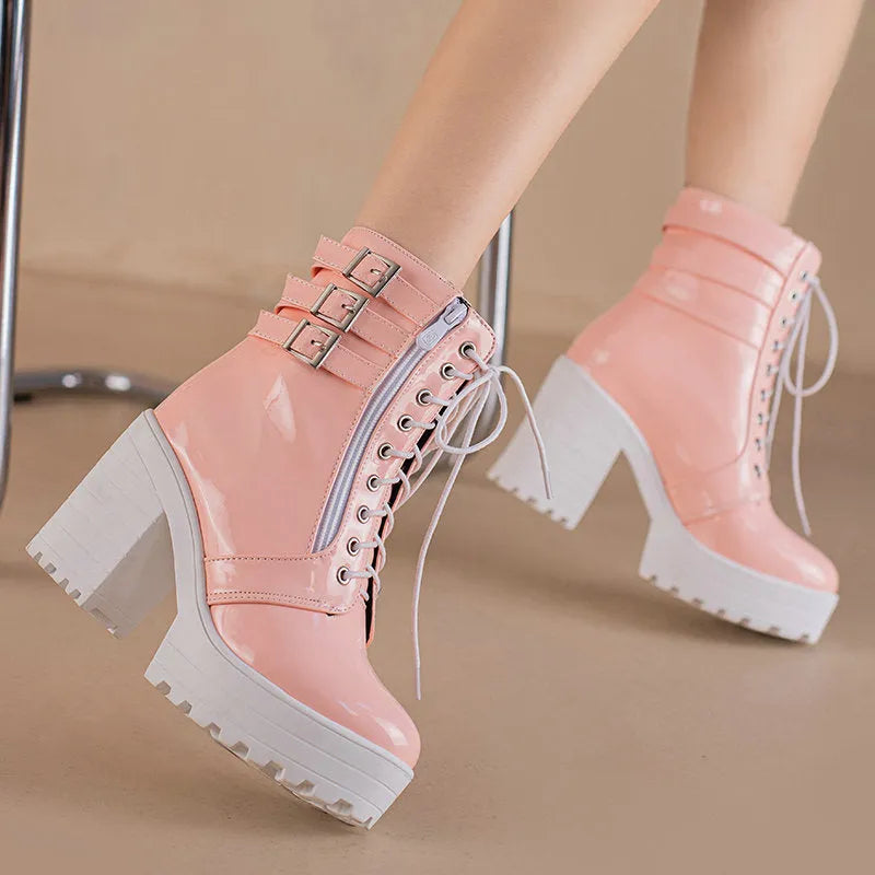 Women's thick-heeled short boots in black with round toe and lace-up front