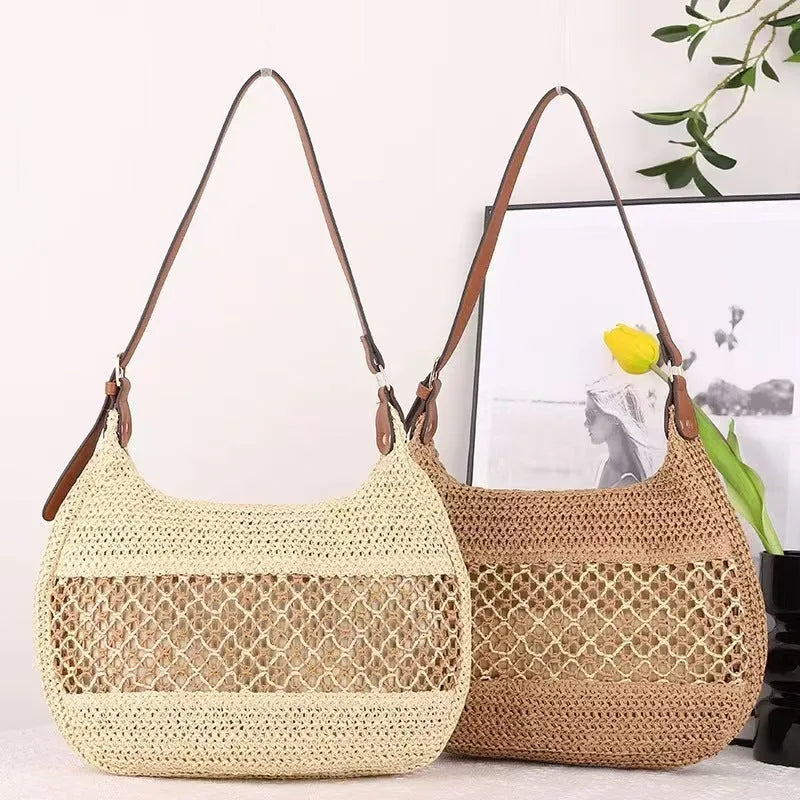 Women's khaki straw crossbody bag with a square shape and an external sandwich pocket.