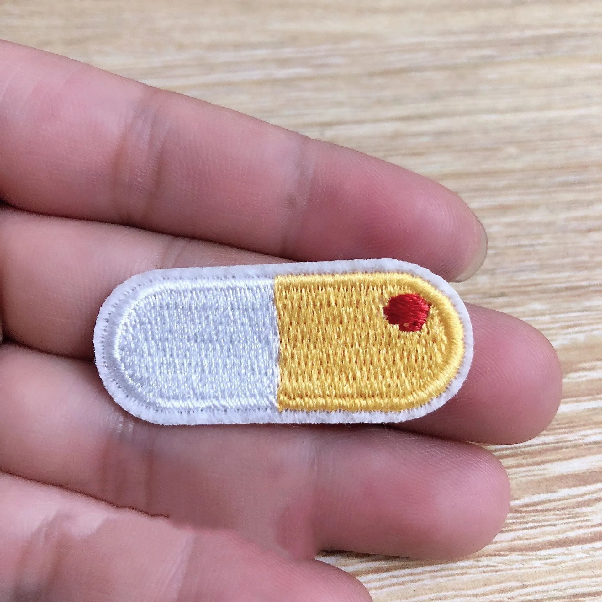 Pack of 10 computer embroidered patch badges for clothing decoration in four style choices