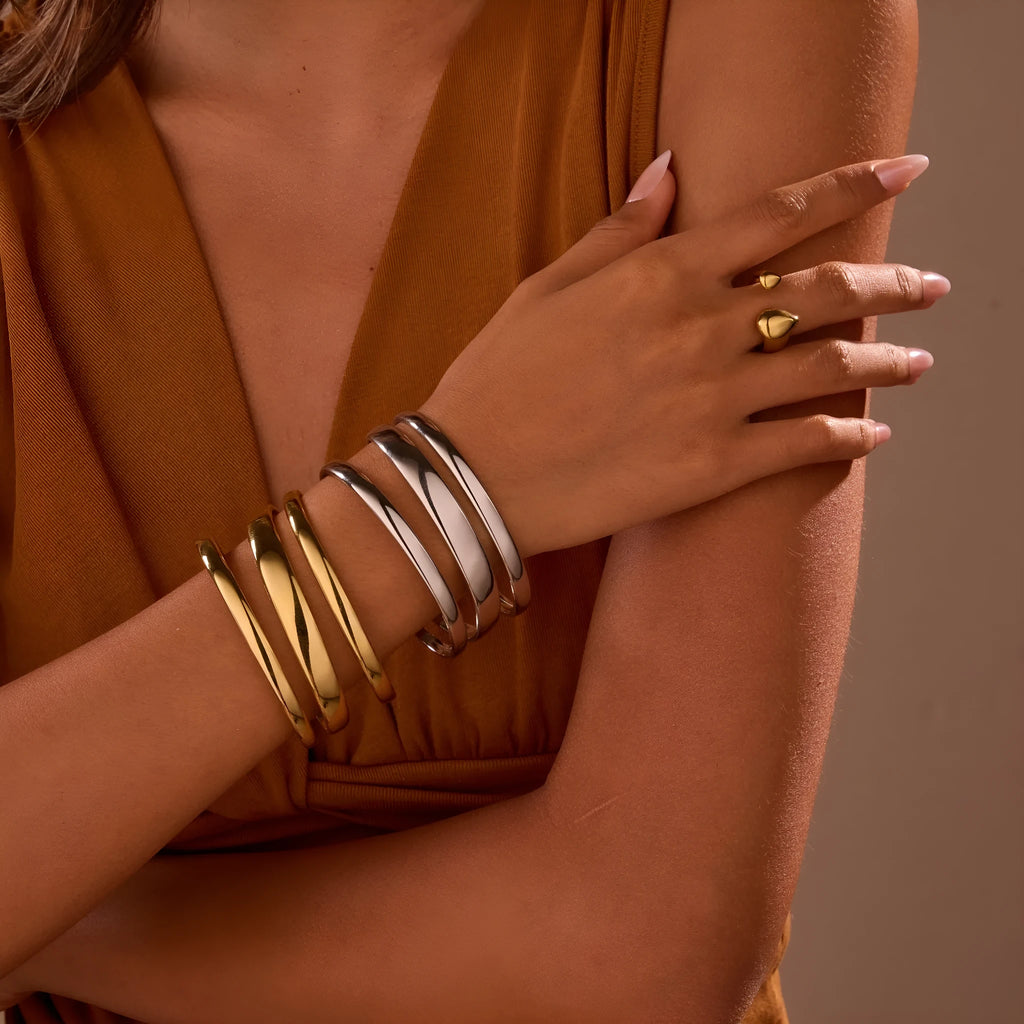 Women's stainless steel bracelet with geometric line design and 18K gold electroplating