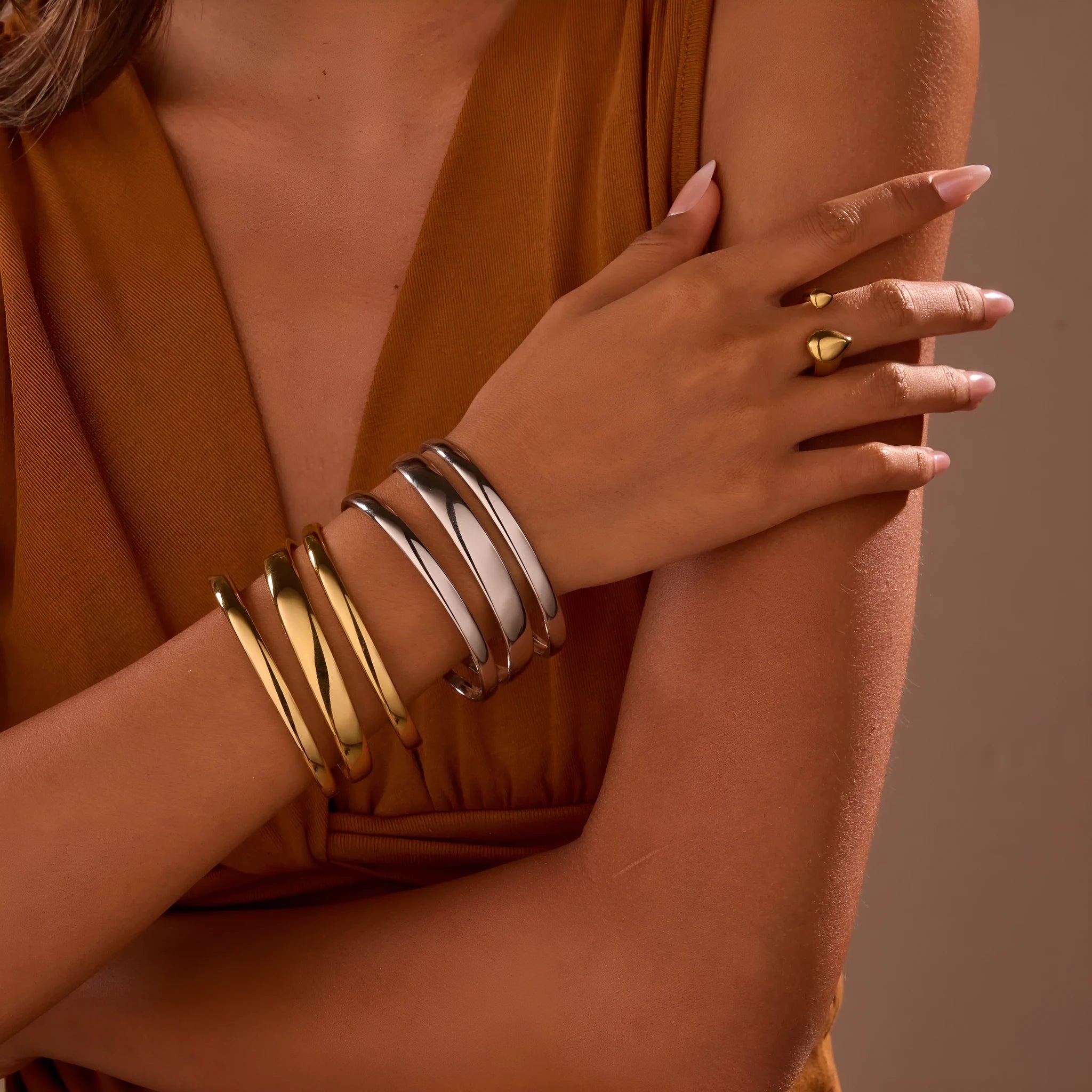 Women's stainless steel bracelet with geometric line design and 18K gold electroplating