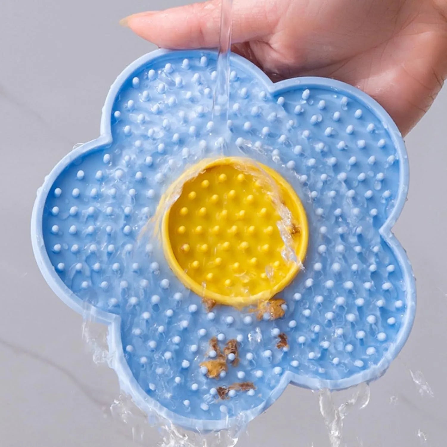 Flower-shaped silicone licking mat for pets with suction cups on the back, in a choice of colours.