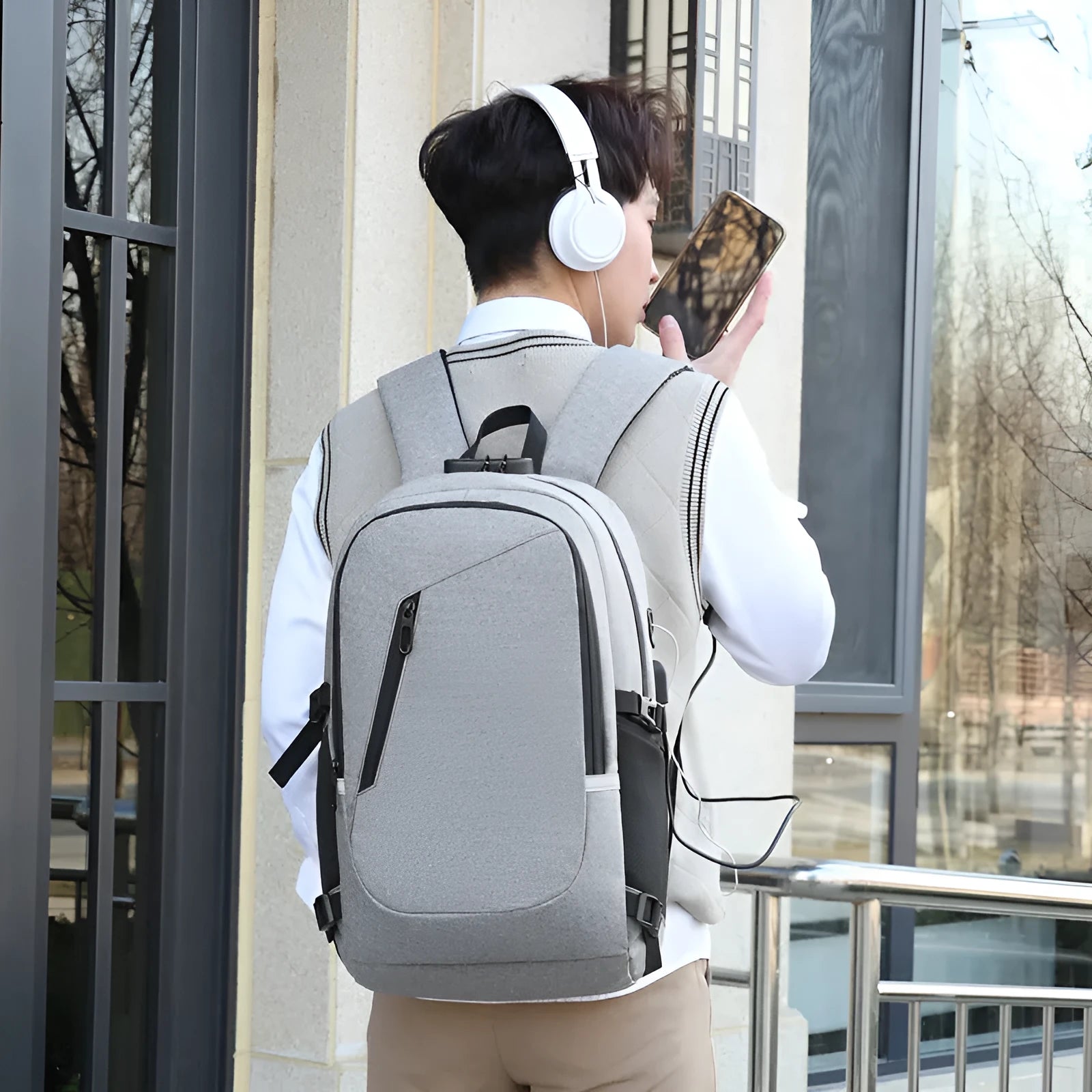 Solid colour Oxford cloth computer backpack with 20-35 litre capacity for men and women.