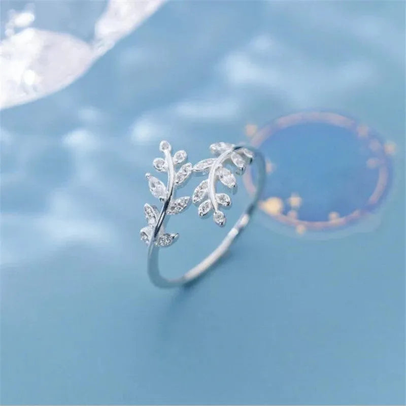 Women's leaf design copper fashion ring with geometric elements and electroplated silver or gold finish