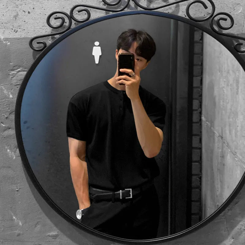 Man wearing a black slim-fit short-sleeved knitted ice silk bottoming shirt.