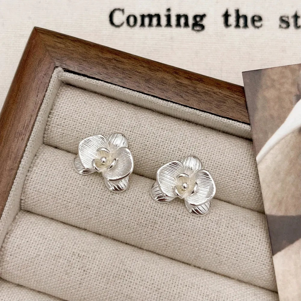 Retro-style flower earrings with petal design in gold or silver electroplated finish