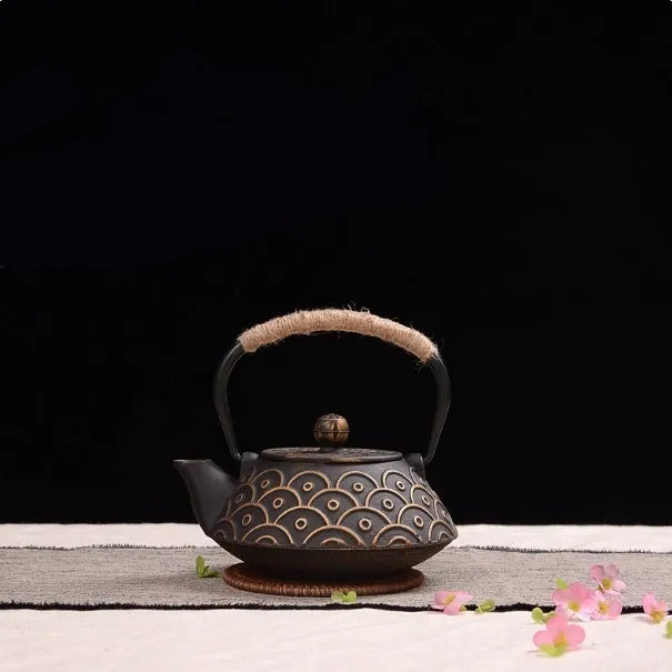 Japanese style cast iron teapot with traditional patterns and 0.9 litre capacity
