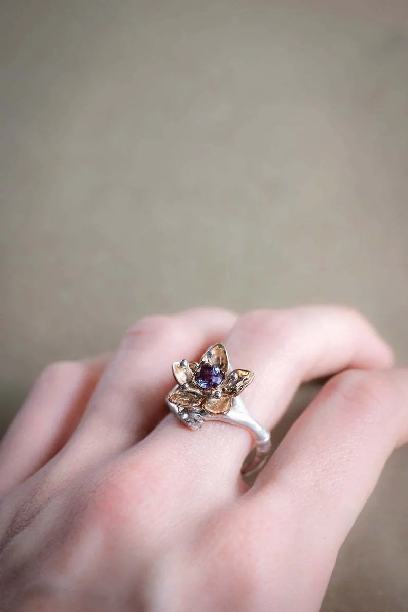 Silver two-tone alloy ring with geometric floral design on a finger, showing sizes 5 to 11.