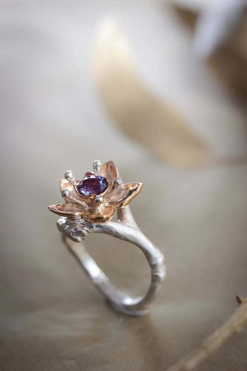 Silver two-tone alloy ring with geometric floral design on a finger, showing sizes 5 to 11.