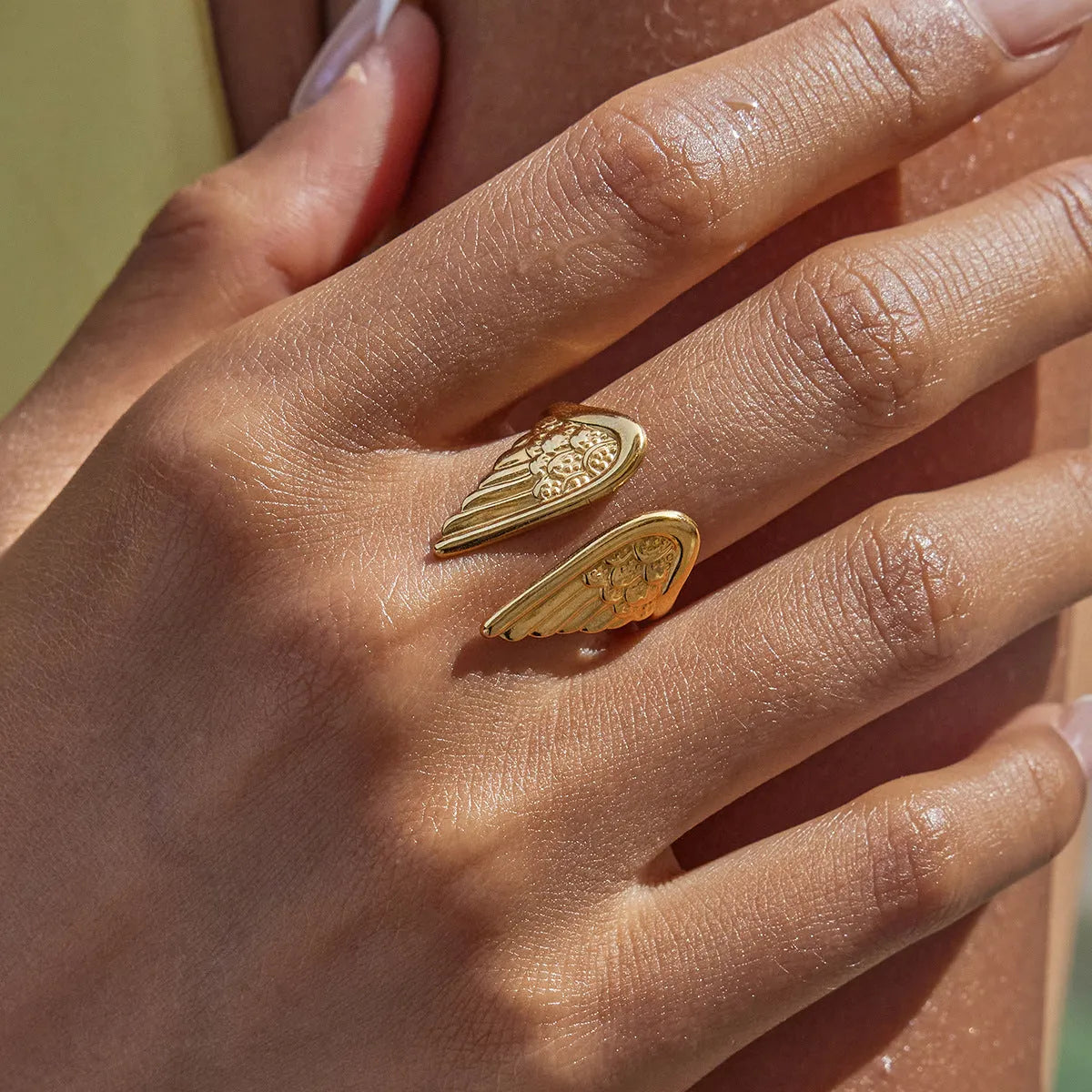 Adjustable stainless steel wings ring with a non-fading electroplated colour finish.