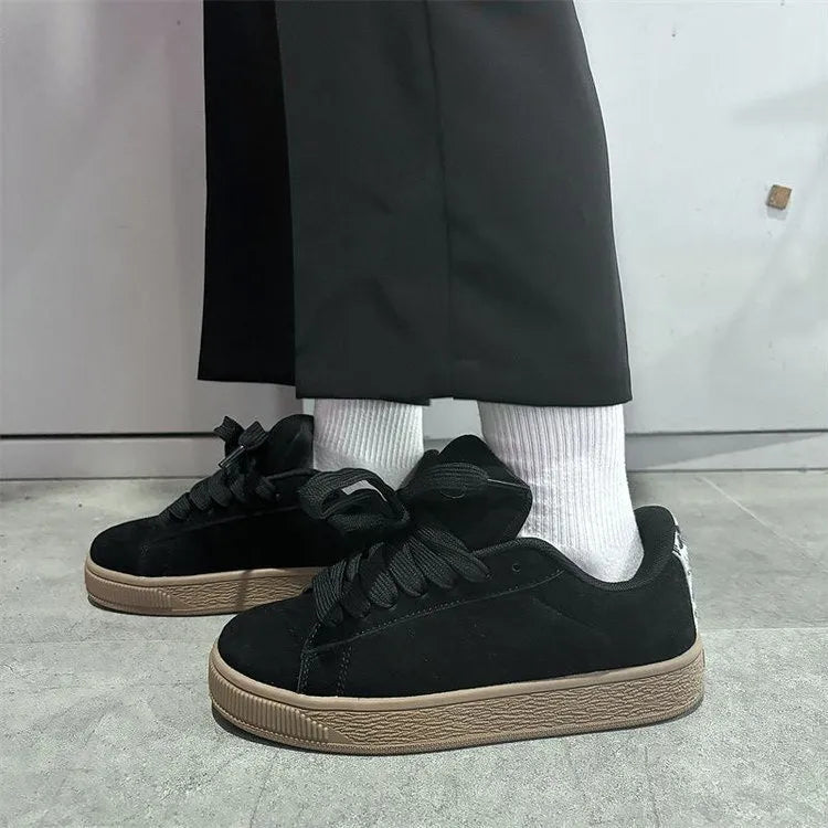Black retro low-top sneakers with waterproof platform and injection-moulded rubber sole
