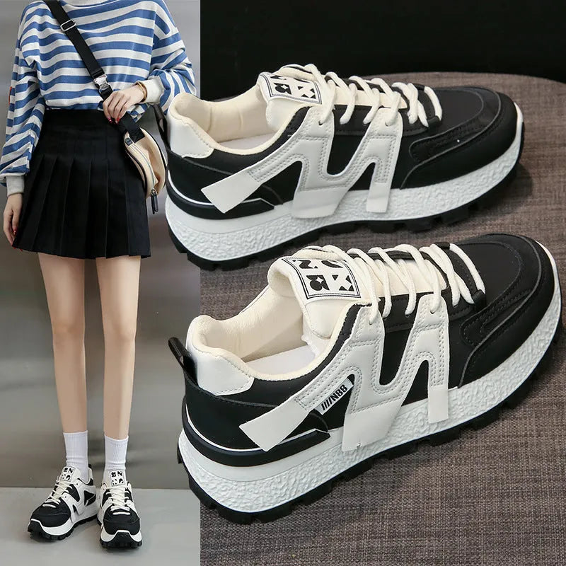 Women's low-top unisex sneaker in black or white with artificial PU upper and rubber sole