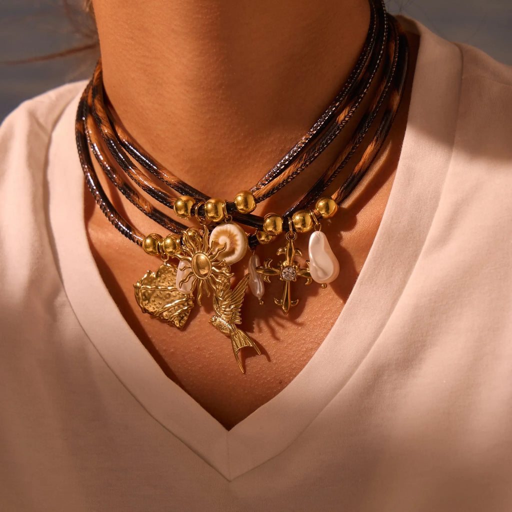 Geometric leopard pendant on a stainless steel chain with gold electroplating, adjustable length.