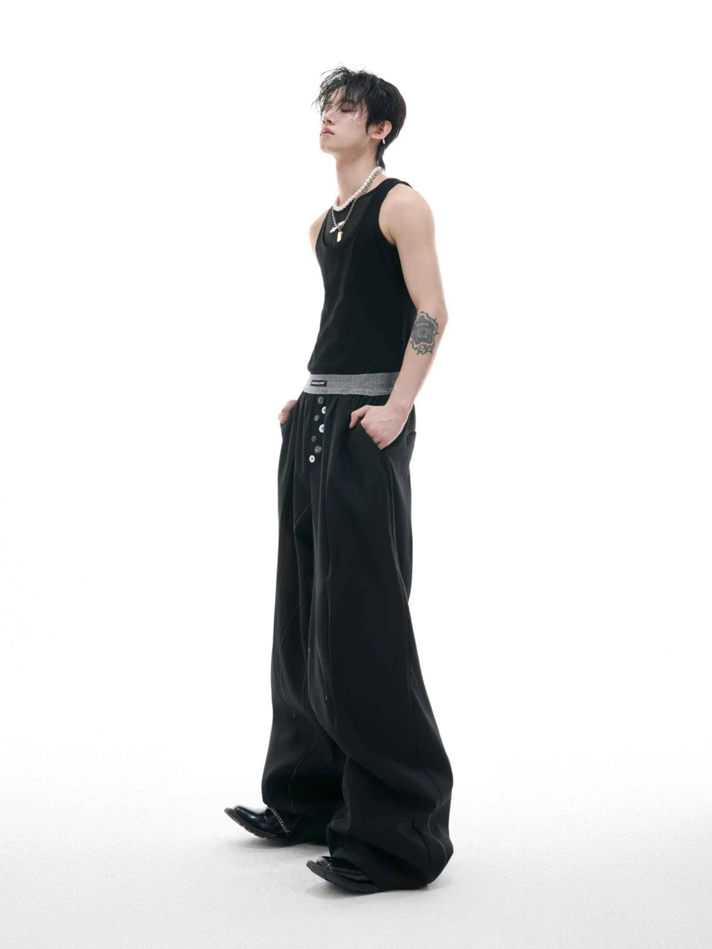 Straight-leg casual trousers with button-open line design in black and grey colours