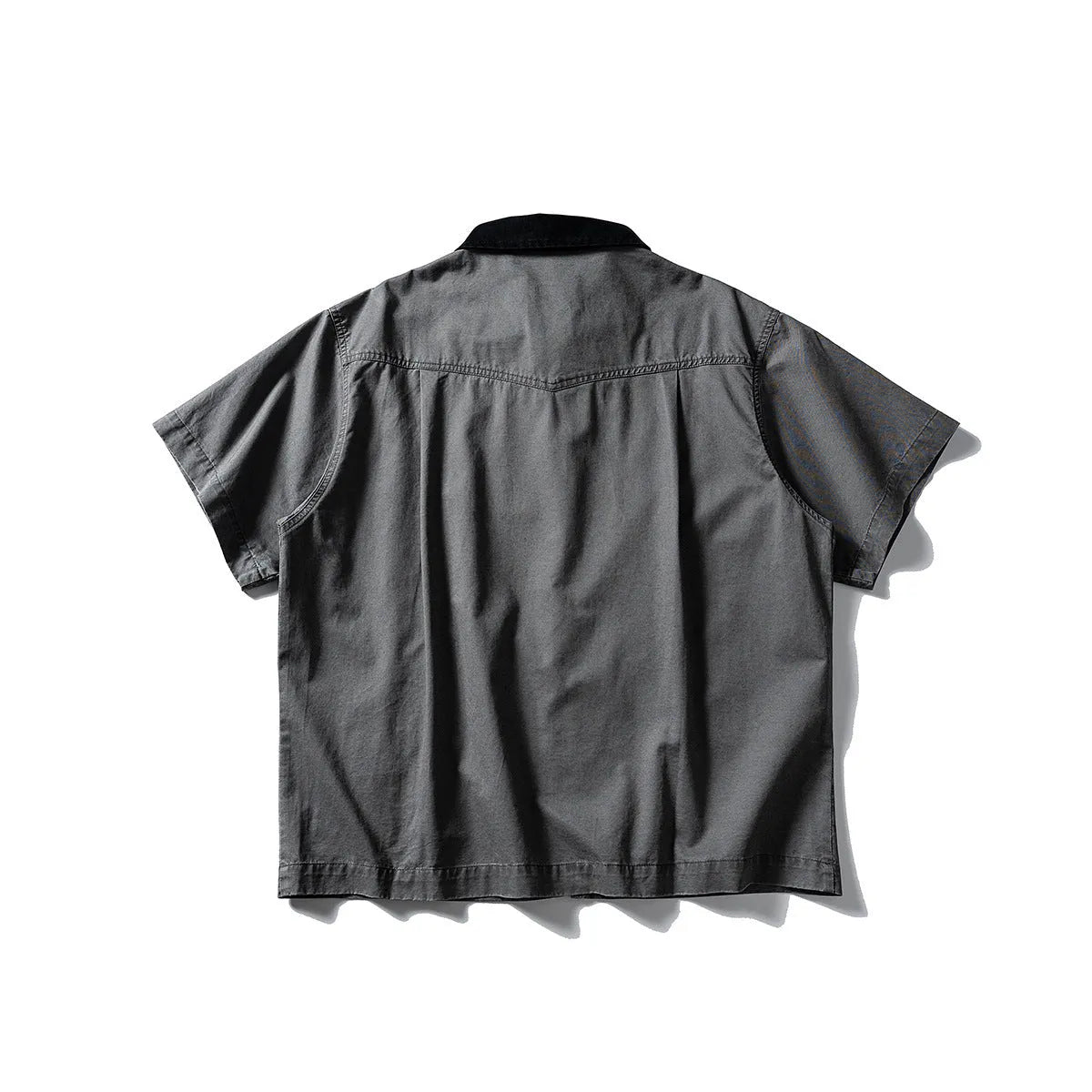 Men's washed cotton overalls shirt with short sleeves in khaki colour, loose fit cardigan style