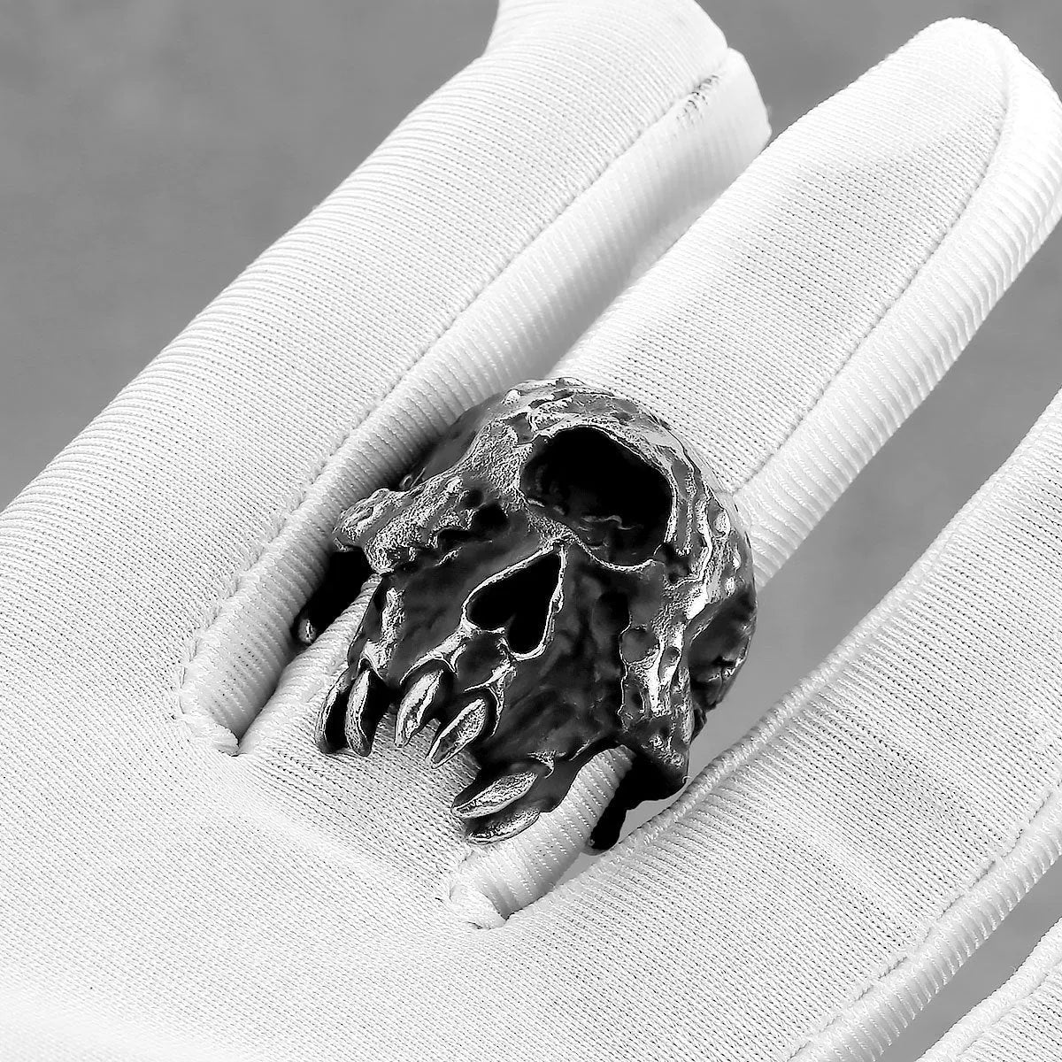 Alloy skull ring with one-eyed design in retro hip hop punk style, electroplated metallic finish