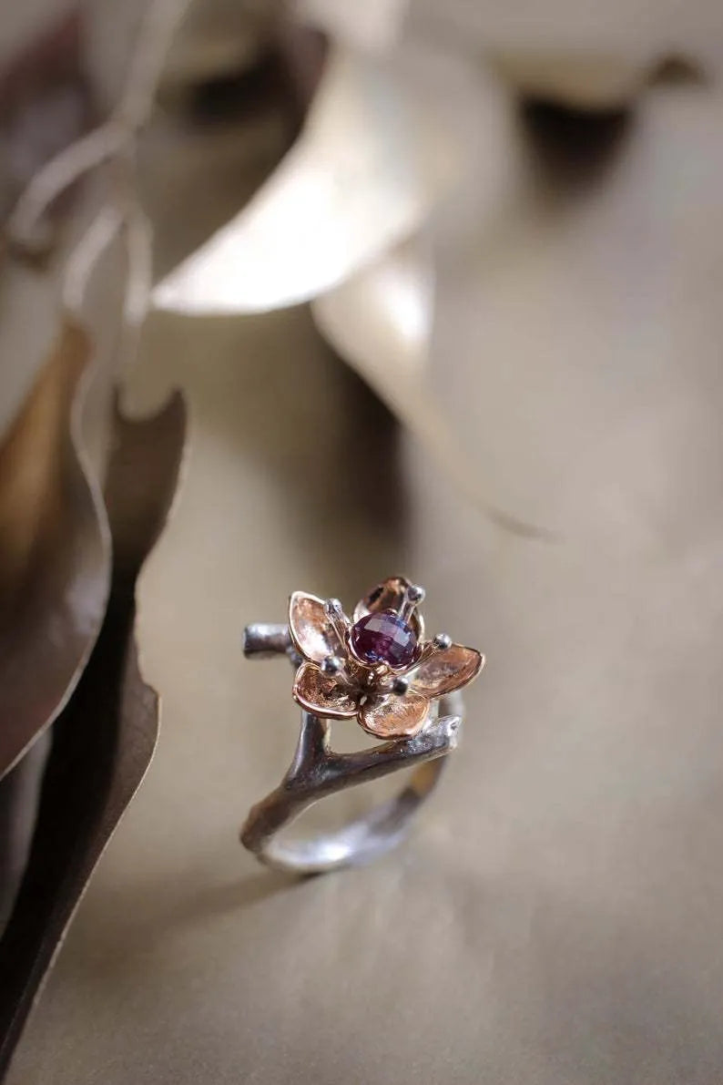 Silver two-tone alloy ring with geometric floral design on a finger, showing sizes 5 to 11.