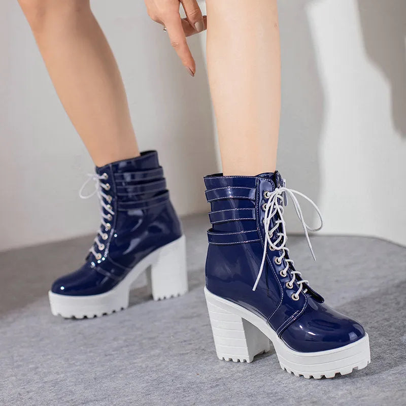 Women's thick-heeled short boots in black with round toe and lace-up front
