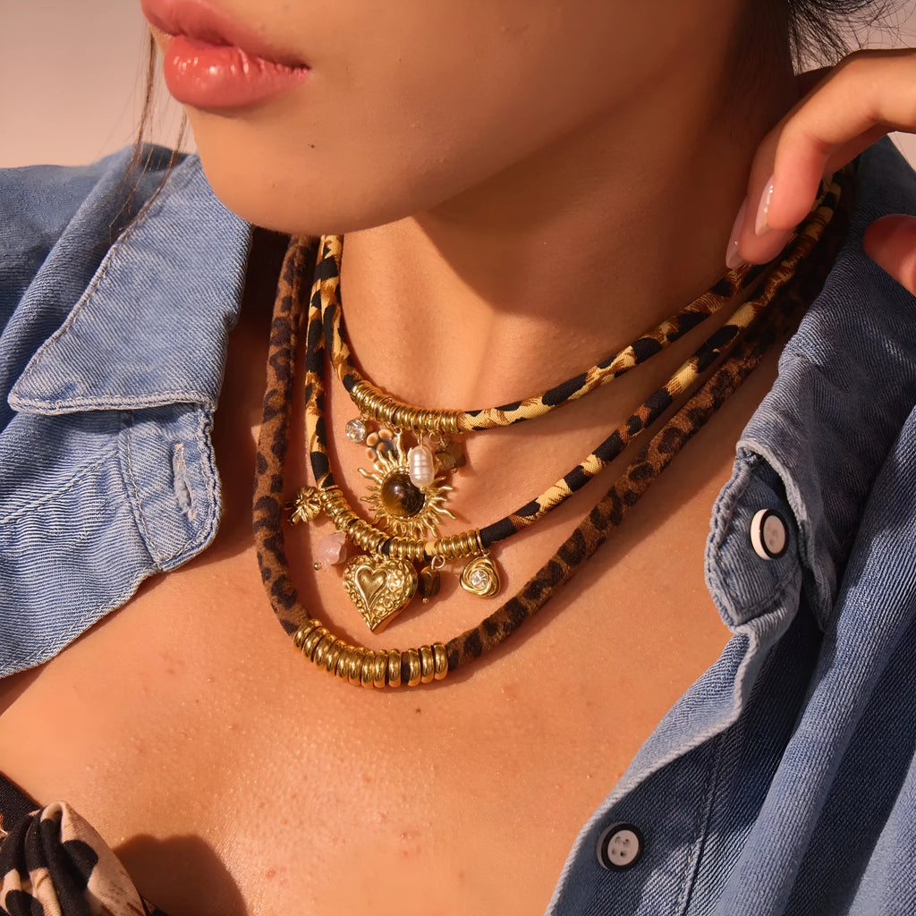 Women's stainless steel necklace with geometric leopard pendant on adjustable 41-50cm chain with 18K gold electroplated finish