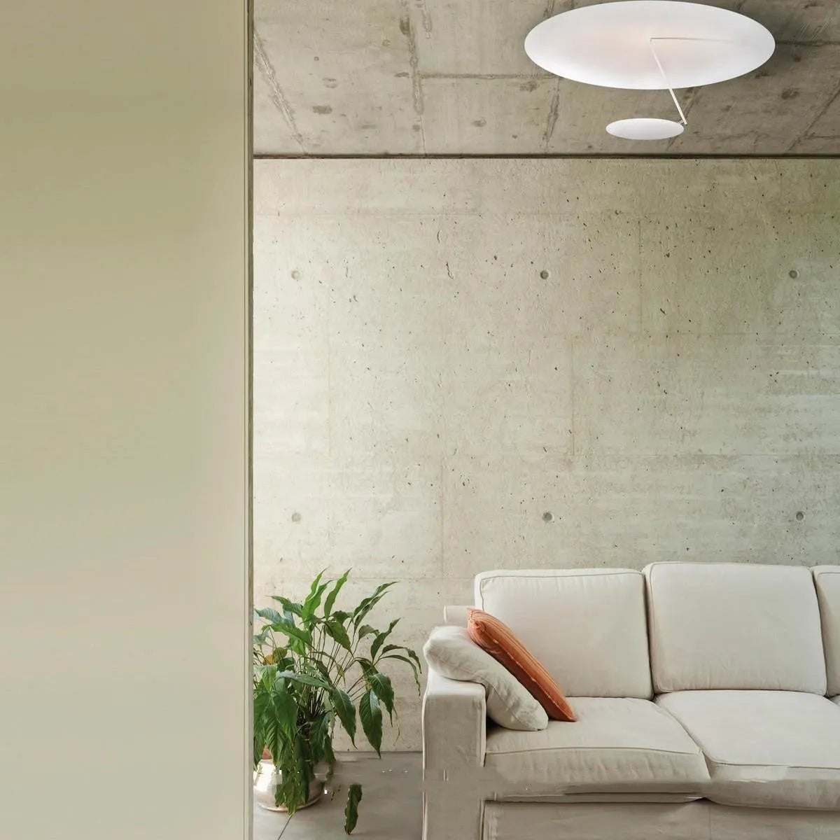 White or white gold iron ceiling lamp with warm LED light, 50cm diameter.