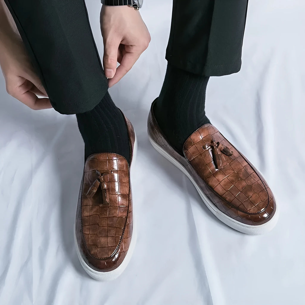 Men's black plus-size business casual sneakers with a tassel detail and rubber sole.